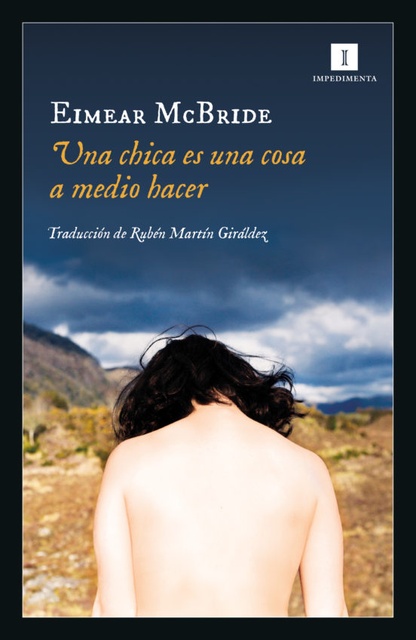 97386-UNA-CHICA-ES-UNA-COSA-A-MEDIO-HACER-9788417553319